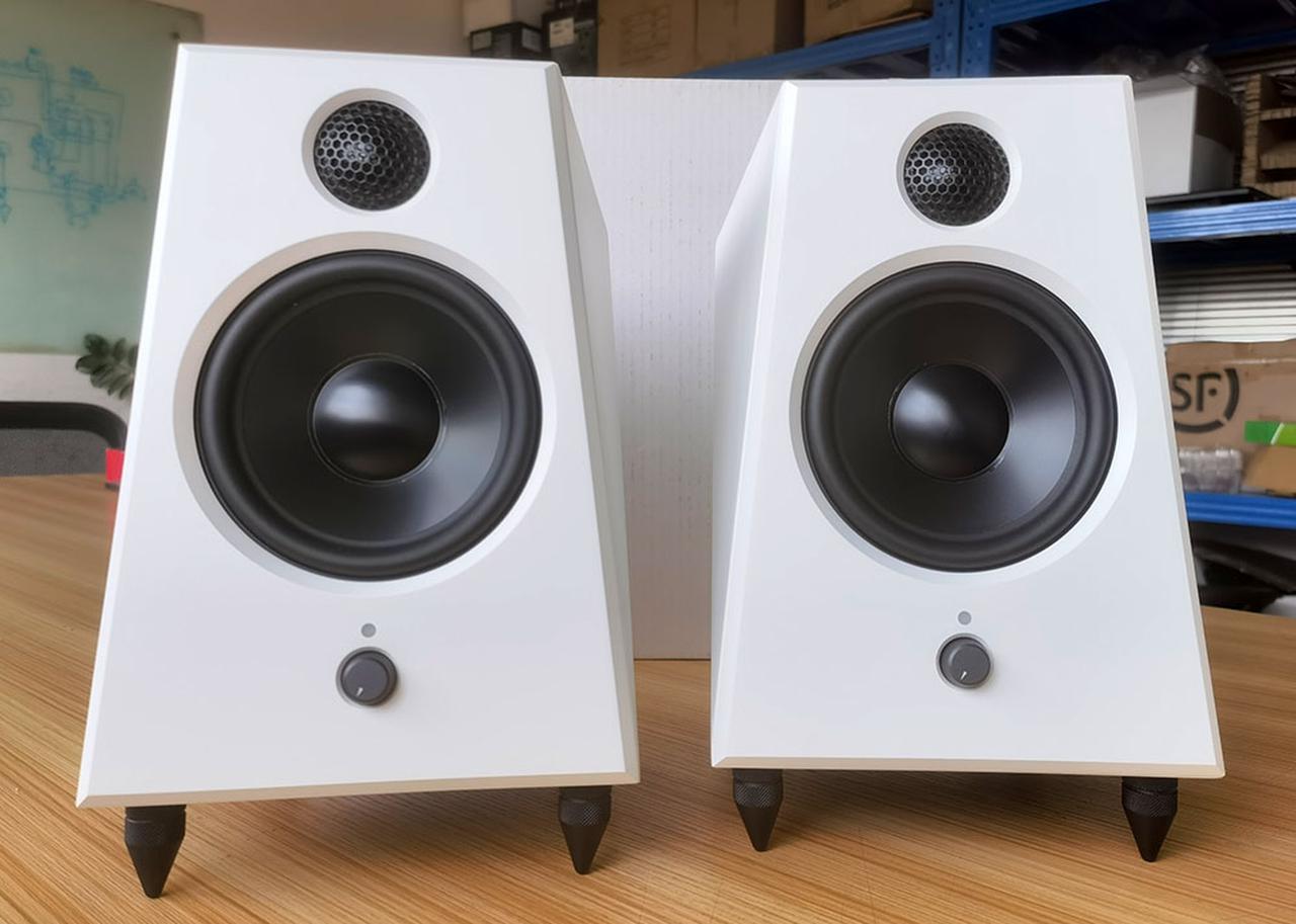 reProducer Audioのニアフィールドモニターに、ホワイト仕上げ「Epic 5