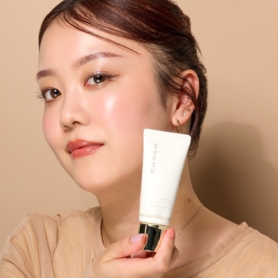 みずみずしい艶を纏う、スキンケア発想の新ファンデーションのSTAFF