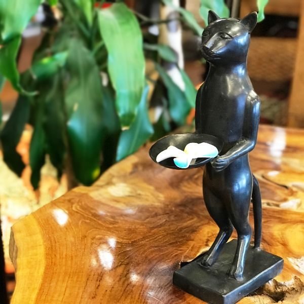 ブロンズ猫／皿を持つブロンズ猫のオブジェ【H37cm】 | ブロンズ猫