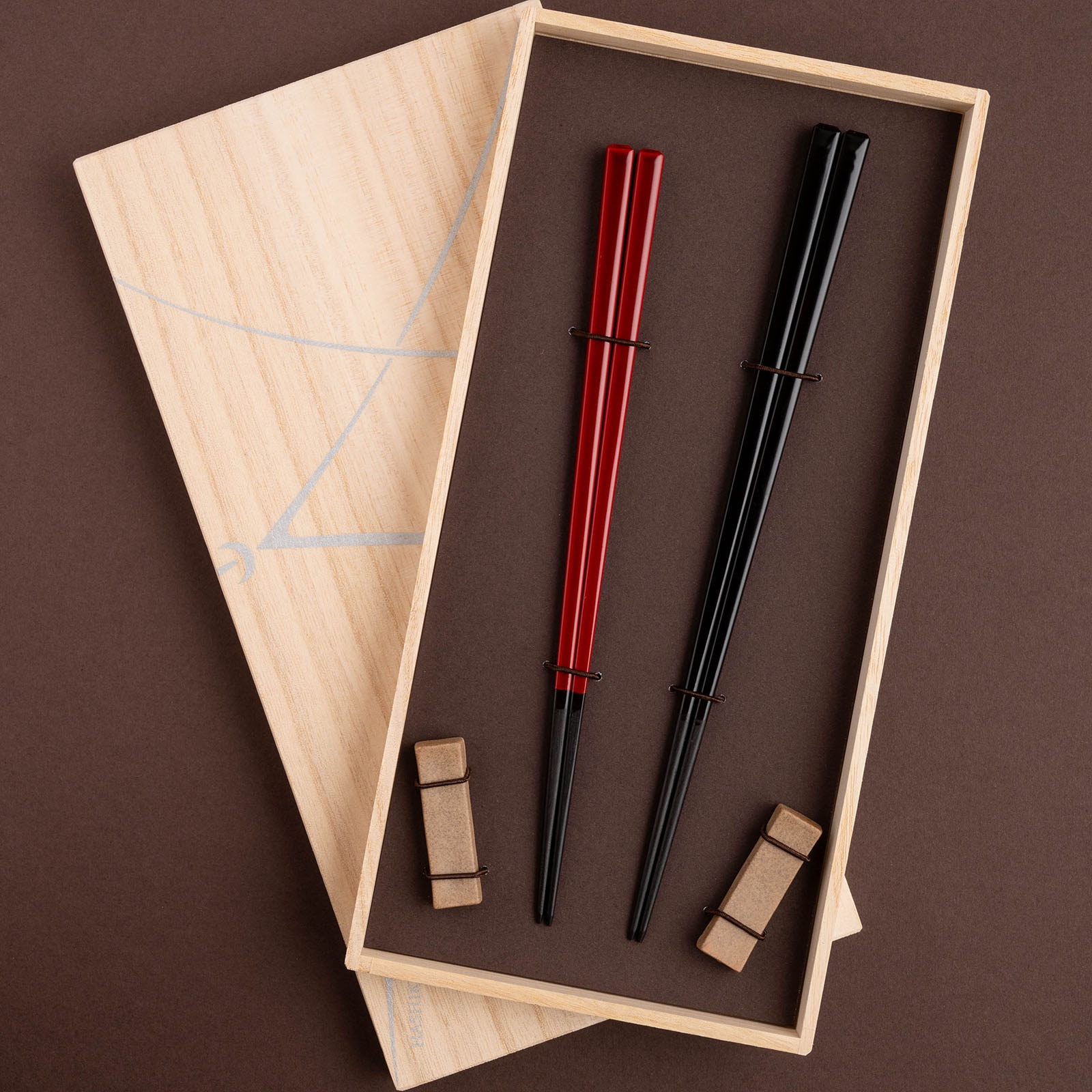 黒檀 七角 漆塗分 ペア 黒/赤 23cm/21cm 砂岩箸置付 ギフト箱付 | お箸