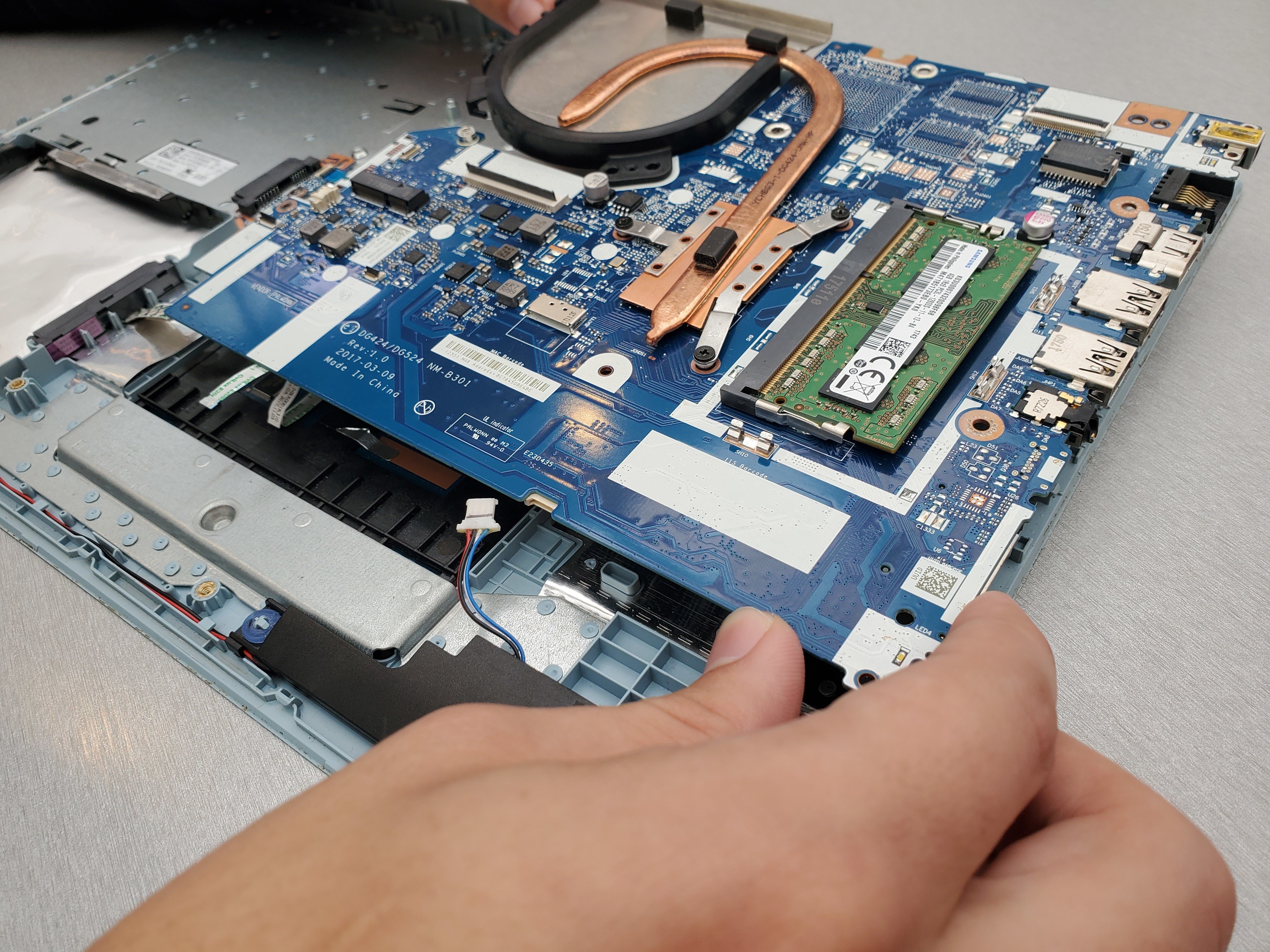 LenovoIdeapad 320-15 IAPマザーボードの交換 - iFixit 修理ガイド