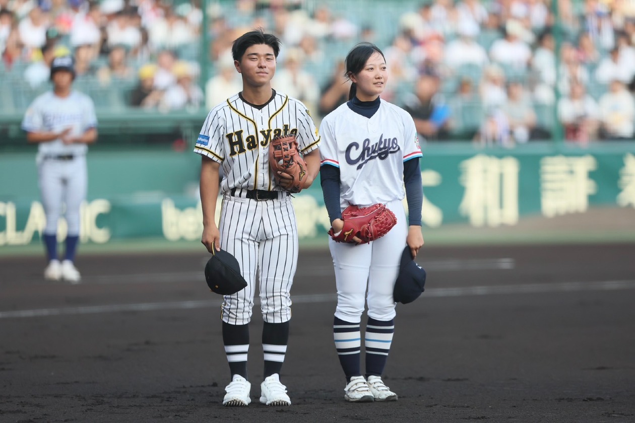 ボールが落ちてこないハプニングも…甲子園で初めて女子高校生が始球式