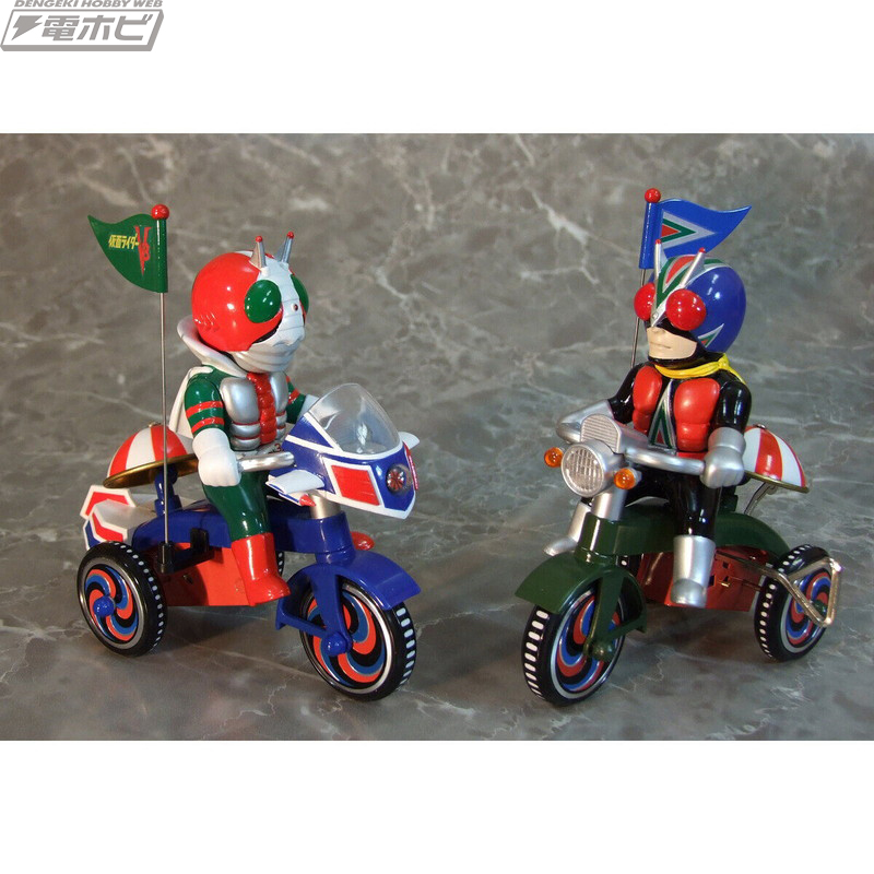 仮面ライダーV3とライダーマンがレトロなゼンマイ式三輪車に乗った
