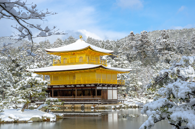 金閣寺で冬ならではのコントラストを楽しもう 雪景色のなかに佇む荘厳