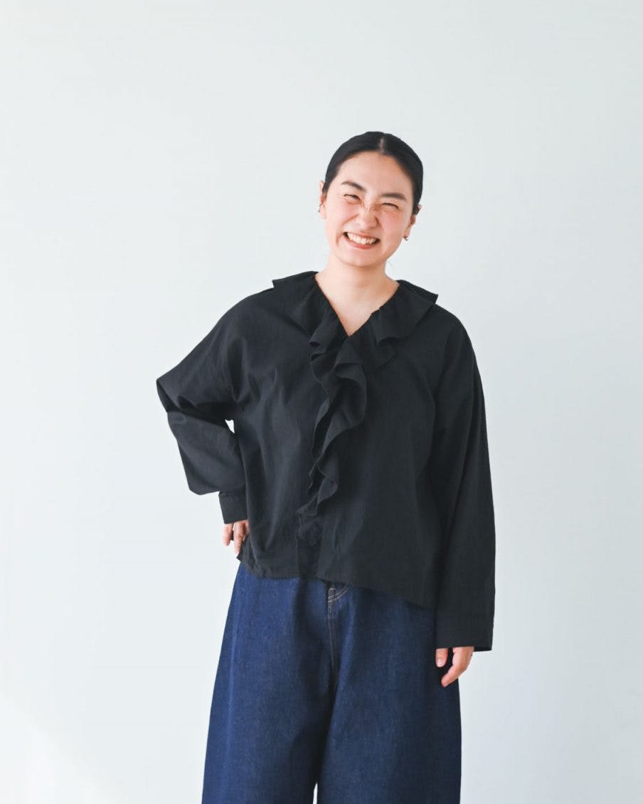 着用レビュー】オリジナルの「フリルブラウス」を4名のスタッフが着て