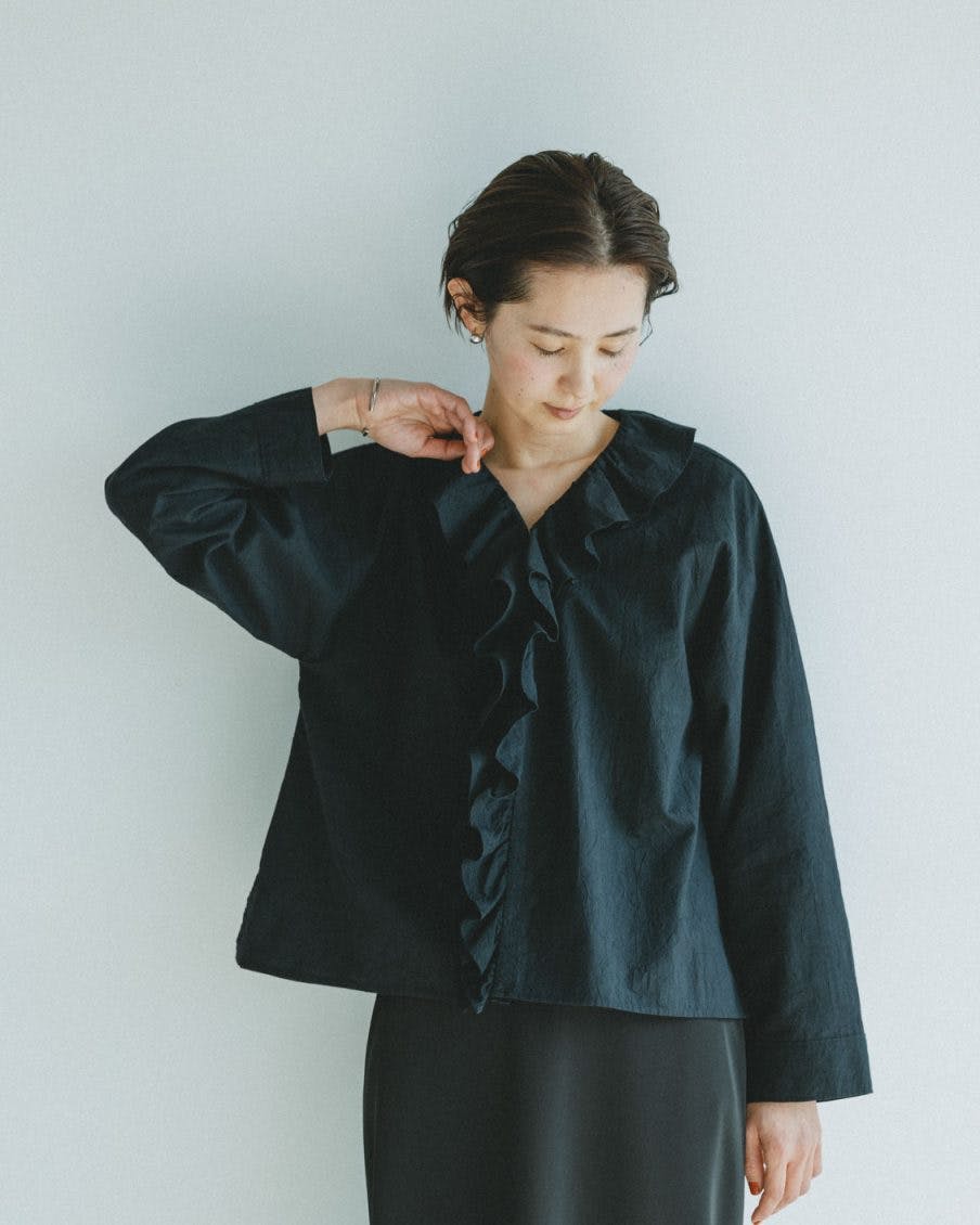 新商品】大人になった、今こそ着たい。絶妙フリルの「洗いざらし