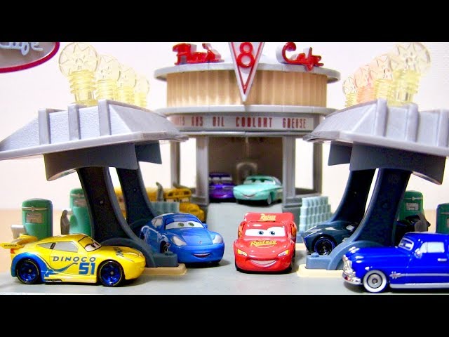 劇中で登場したみたいに綺麗に光るカーズのV8カフェのプレイセットを