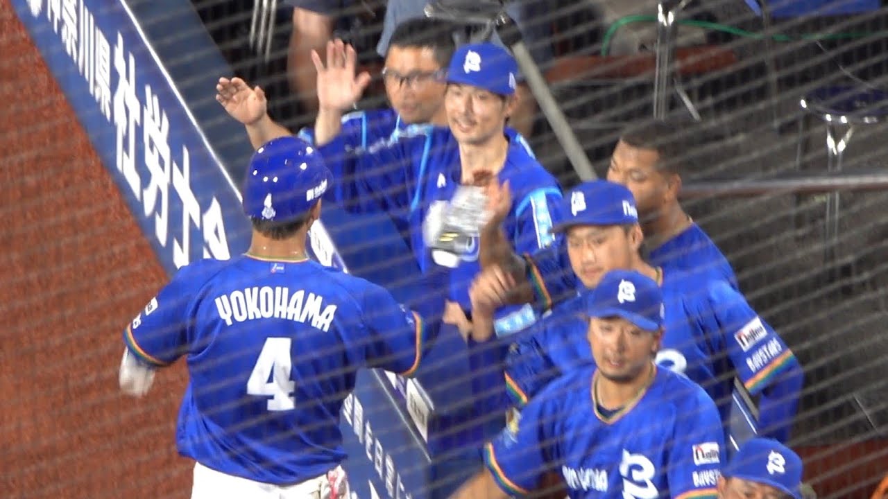 起死回生！伊藤裕季也プロ初から2打席連続ホームランでハマスタ総立ち