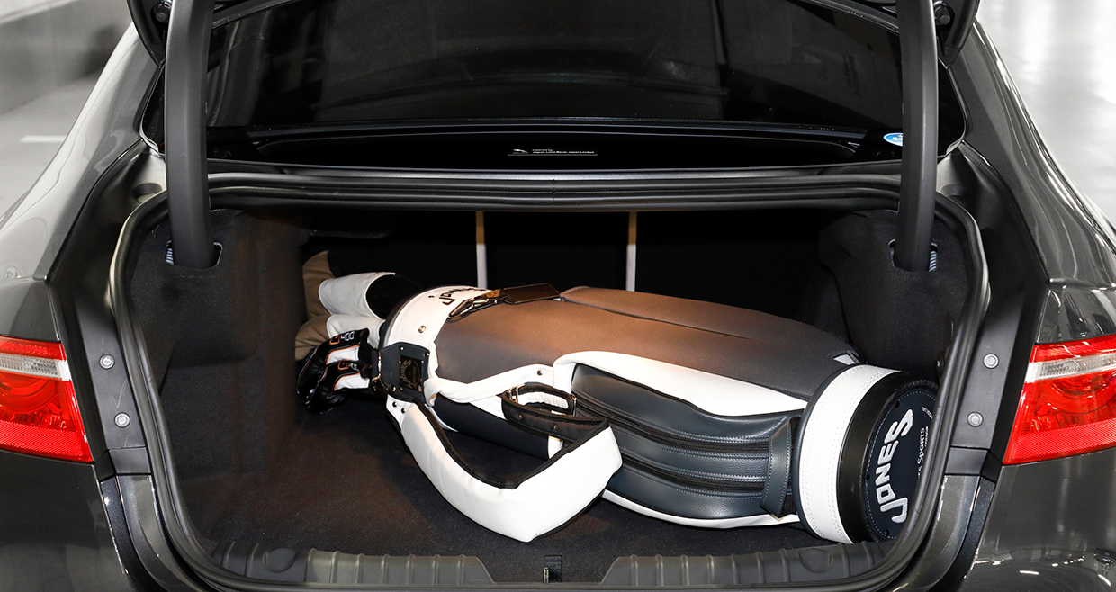 ジャガー ランドローバーにキャディバッグが何個積めるか試した - BRUDER