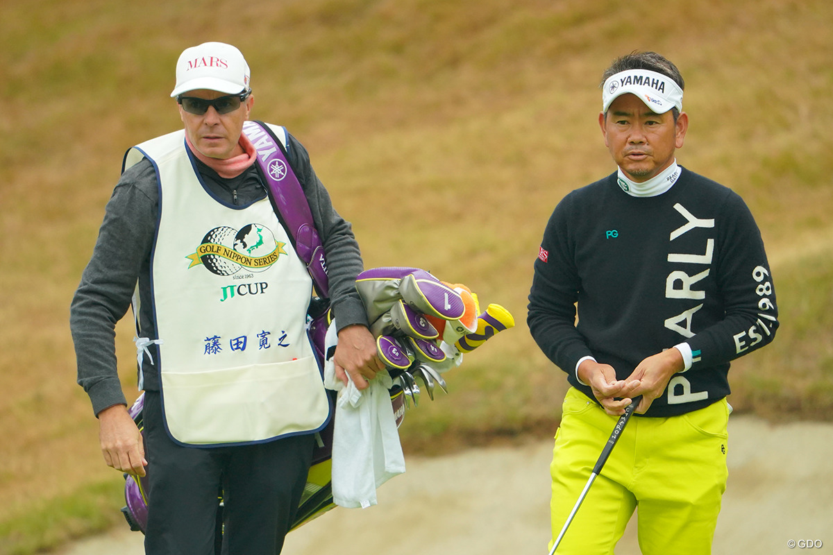 6年半の相棒がキャディ引退 藤田寛之は惜別の最終戦 【国内男子ツアー