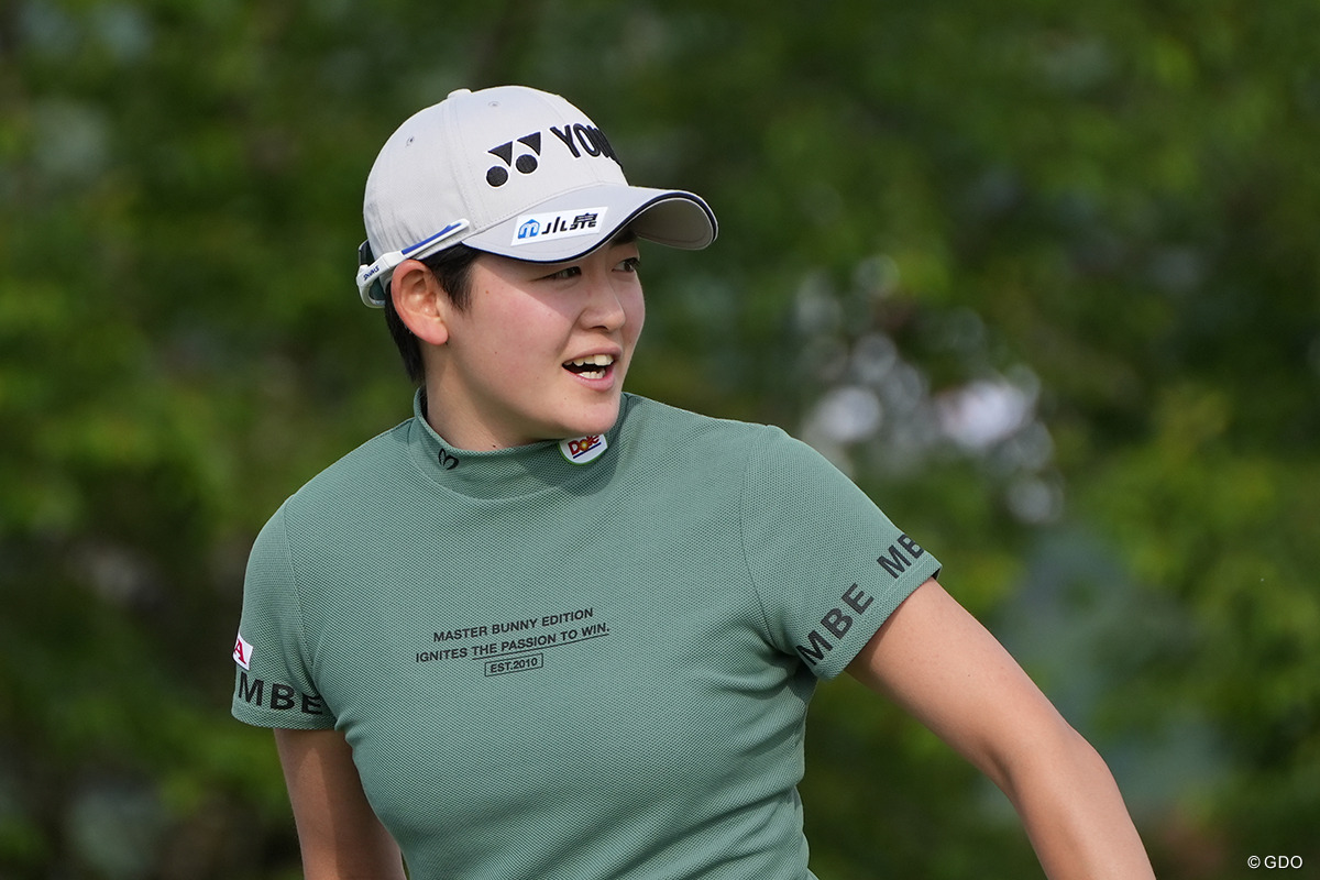 岩井千怜は“黄金”のキャディバッグでホステスVへ「テンションあがる