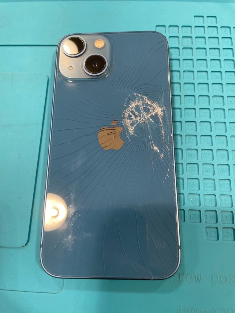 高知店】iPhone 13 miniの背面がひび割れ！内部故障を防ぐ修理は最短1