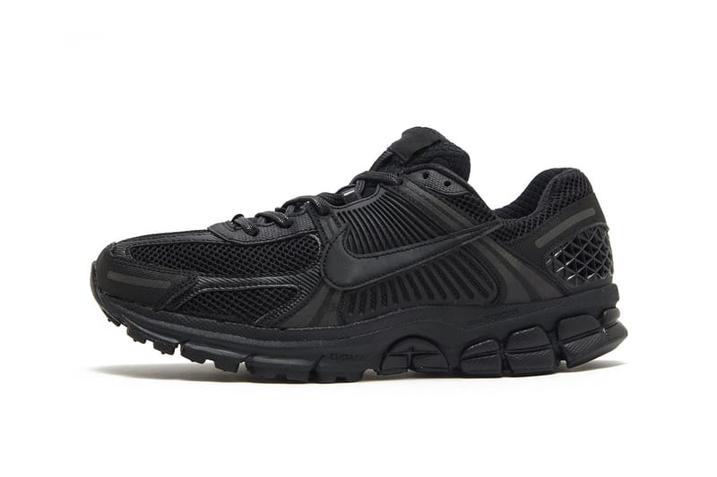ナイキ ズーム ボメロ 5 にオールブラックの新色が登場 | Hypebeast.JP