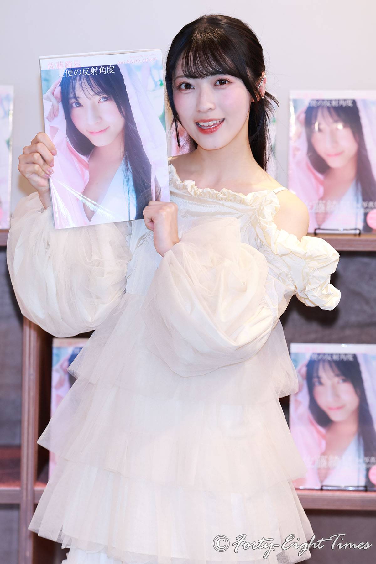 AKB48 佐藤綺星 1st写真集「天使の反射角度」発売記念会見 | AKB48