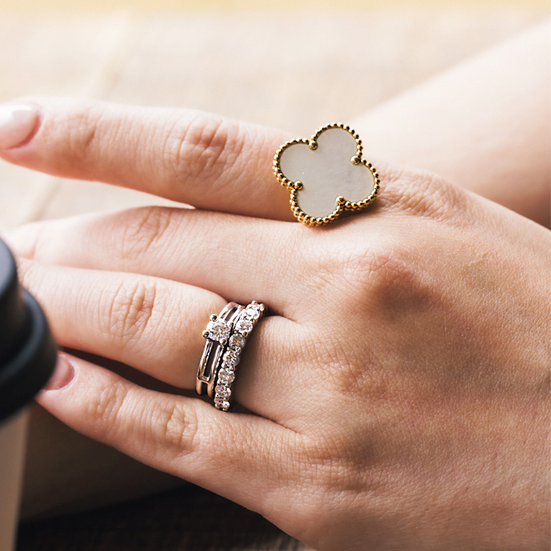 リングは『薬指に重ねづけ』が新潮流！ママたちの手元オシャレ7選 | VERY