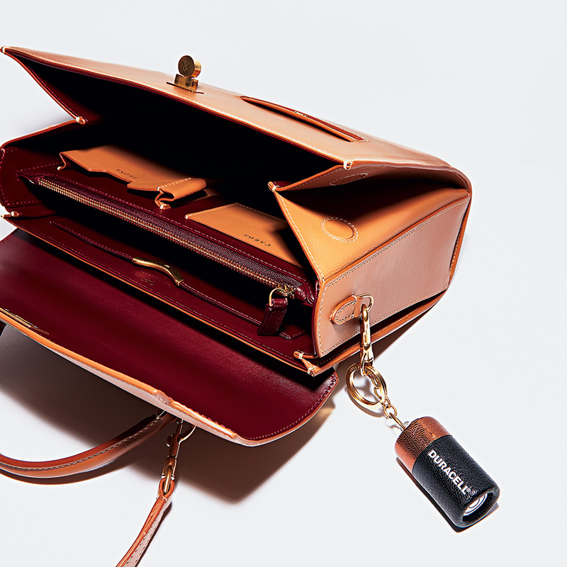 アニヤ・ハインドマーチ】新名品バッグは“チャーム盛り”でポップに持ち