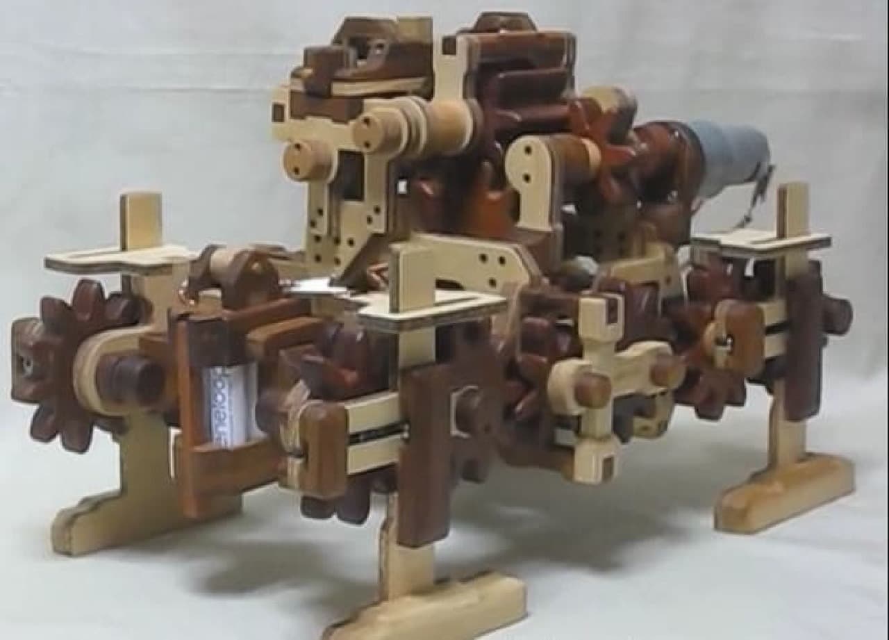 木でできた超小型ショベルカーがすごい―レバーで自在に操作可能