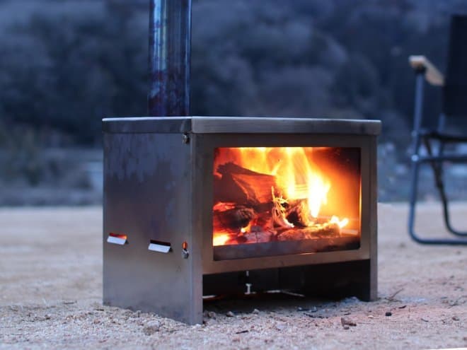キャンプで、暖炉！―ガラス窓つき薪ストーブ「スケスケのまきちゃん