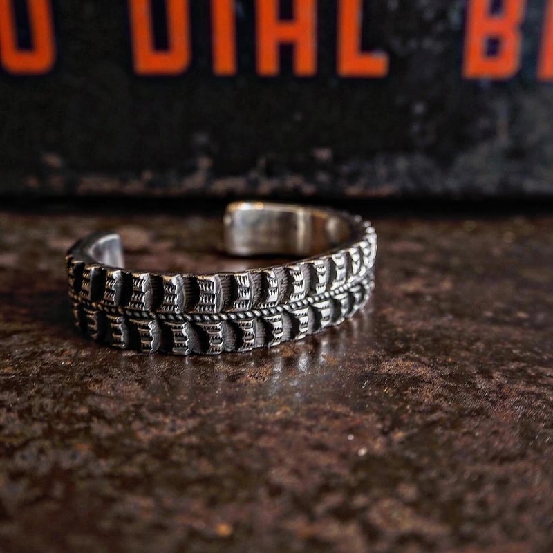 Elvira Bill ／ H.G Stamp Work Bangle | CALIFORNI