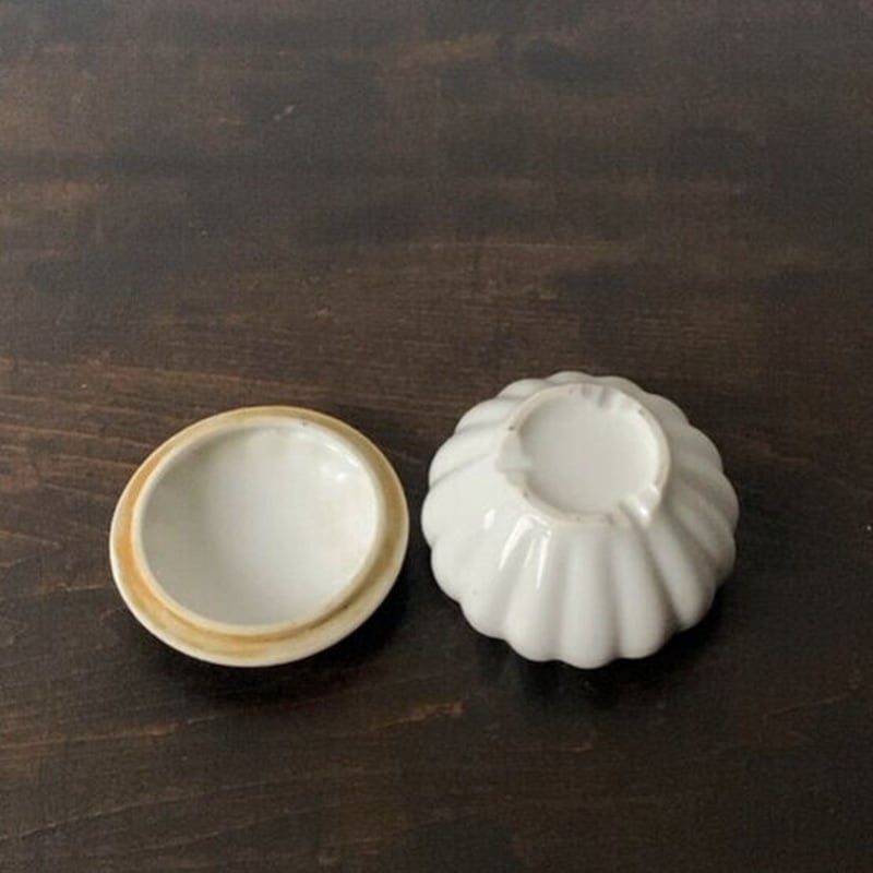 古い白磁の小壺 大正 昭和 蓋付き白磁器 古作 蓋の汚れ以外は完品