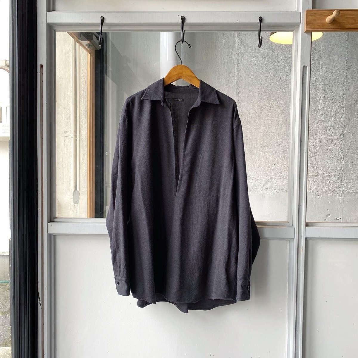 COMOLI ウールビエラ スキッパーシャツ | Less Higashikawa