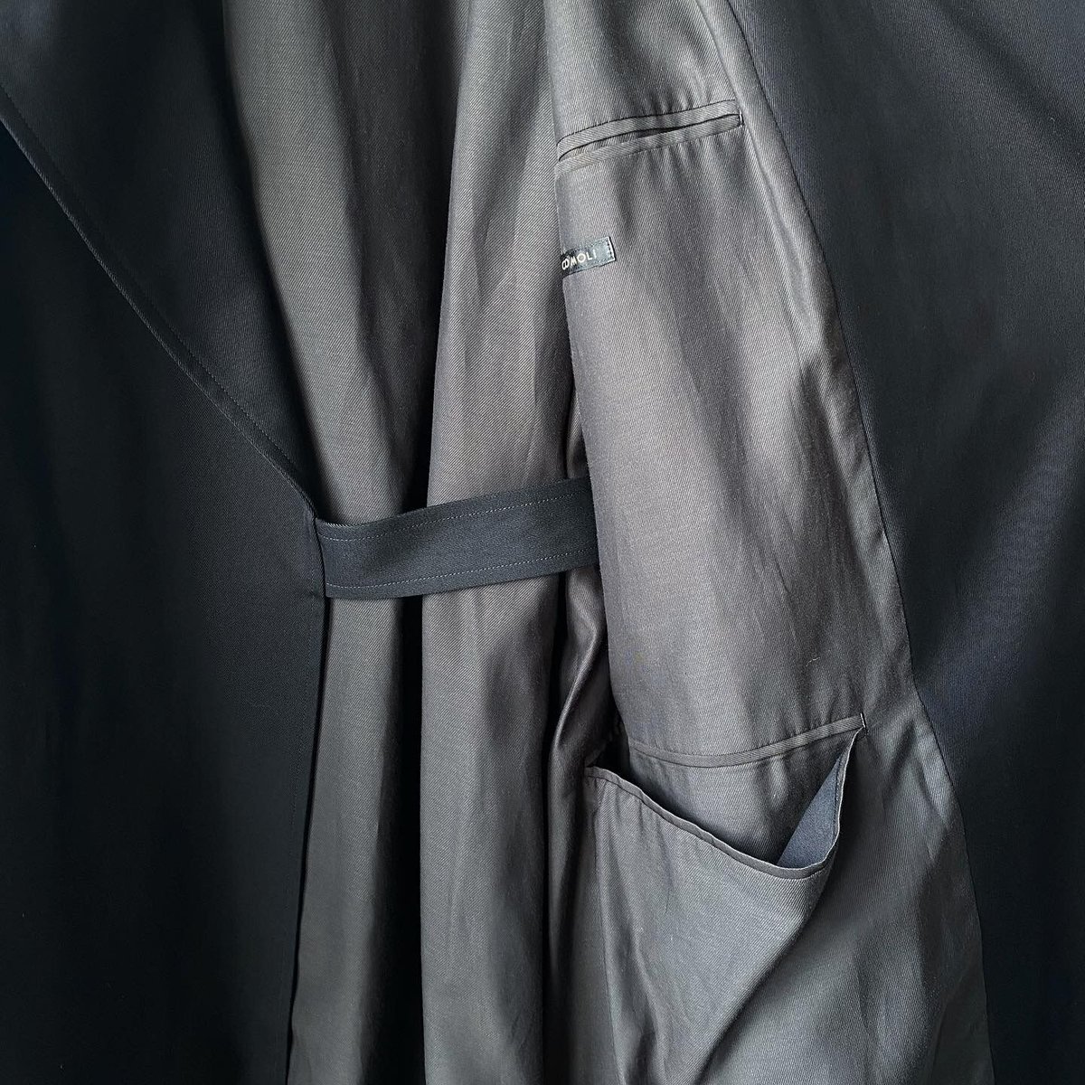 COMOLI コットンギャバ タイロッケンコート （BLACK) | Less Higas