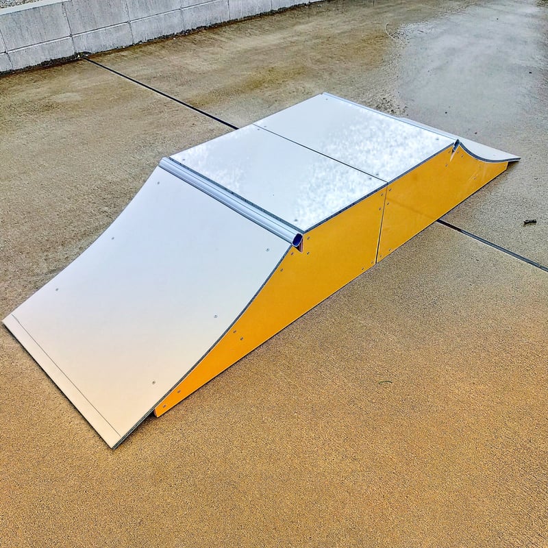 すぐにお届け 送料込 スケボーランプ 完成品 高さH300mm 新品 | rental