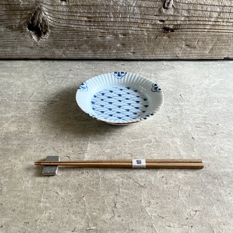 伊万里焼 徳七窯 青海波渕彫皿 | MatsuBokkuri