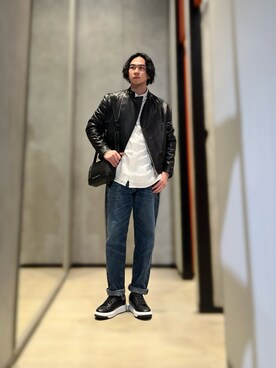 ARMANI EXCHANGEのライダースジャケットを使った「スニーカー」の