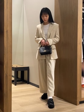 ARMANI EXCHANGEのアイテムを使った「スーツスタイル」のレディース