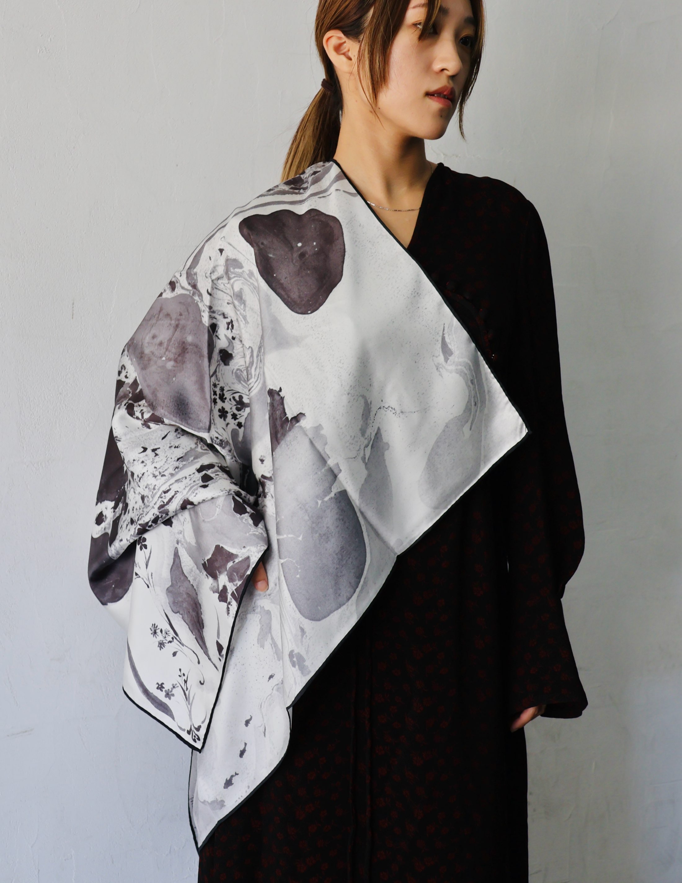Mame Kurogouchi：Hand Printed Silk Scarf - GREY - ORANN ONLINE SHOP