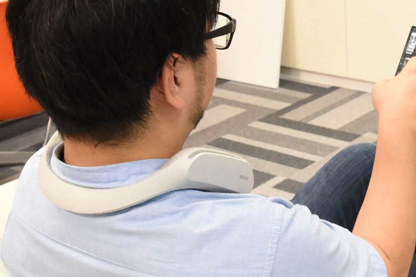 ヘッドホンよりスゴい！ 肩にのせるソニーのスピーカー「SRS-WS1