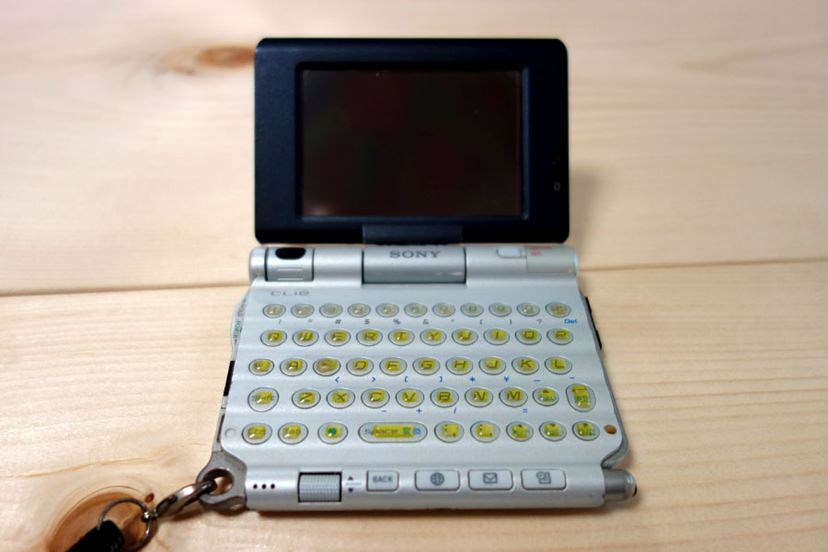 時代を超えて、2003年ソニーの名機「CLIE PEG-UX50」と「F(x)tec Pro1