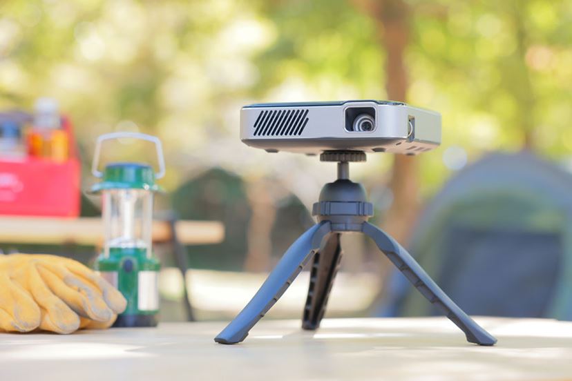 手のひらサイズのプロジェクターがキャンプの楽しさを倍増させる