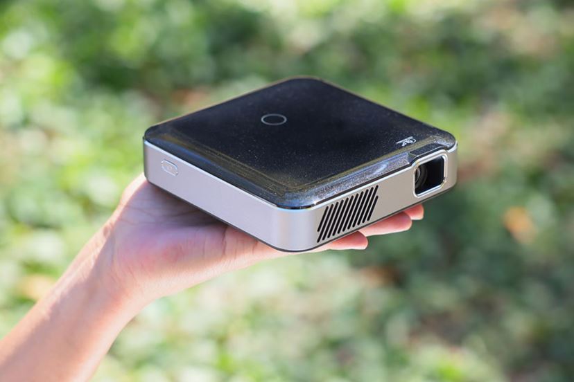 手のひらサイズのプロジェクターがキャンプの楽しさを倍増させる
