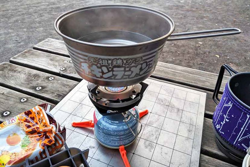 日清とスノーピークがコラボ！ チキンラーメン専用のアウトドア調理