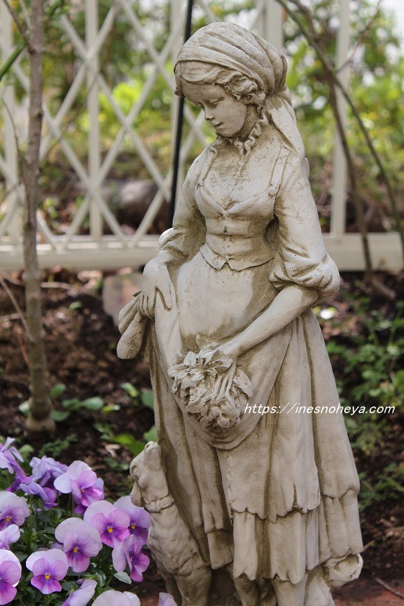 英国カントリーの美しい村娘セシルと子羊リリー（英国製ガーデン