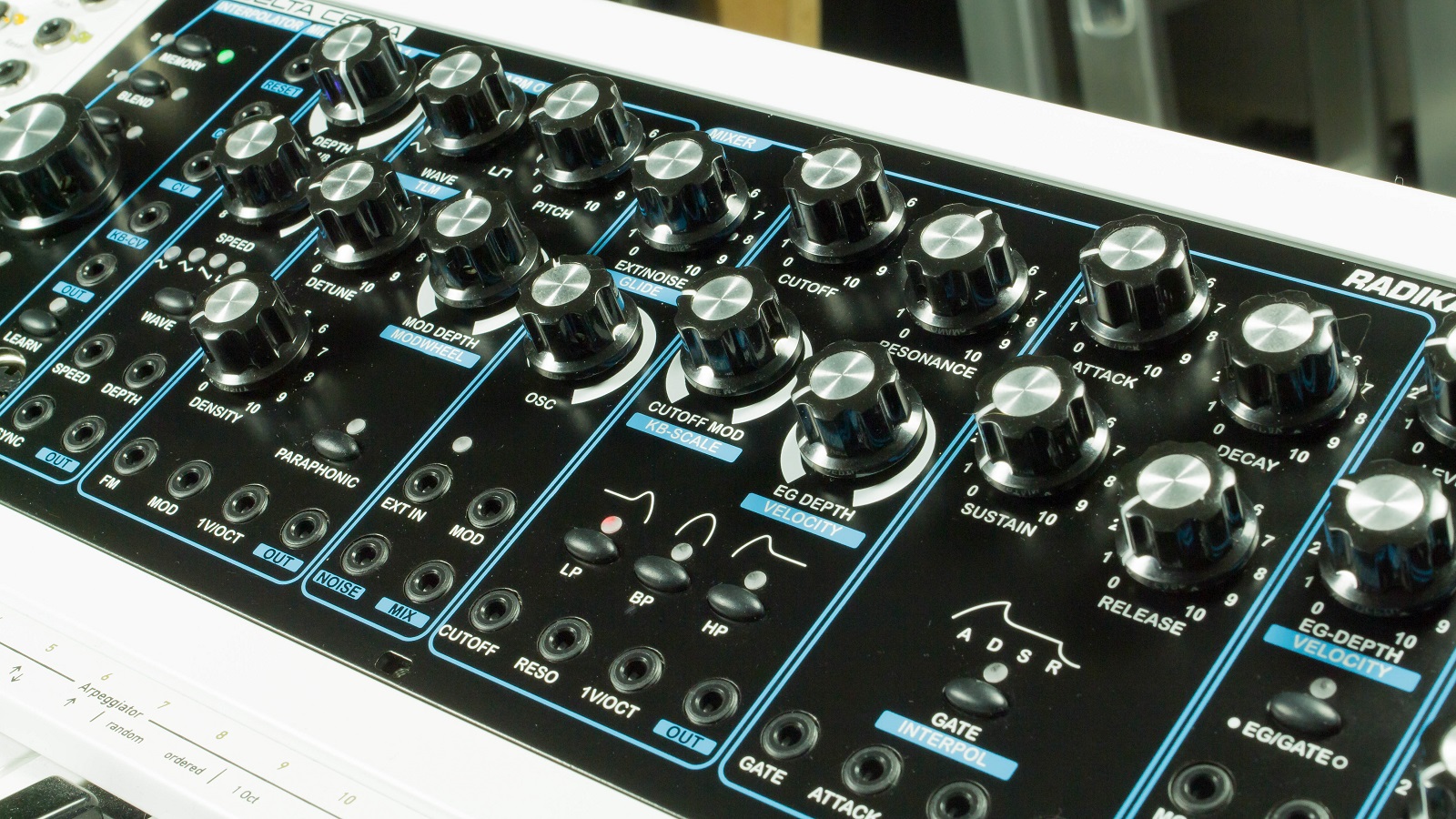 パラフォニック・セミモジュラー・シンセサイザーRadikal Technologies