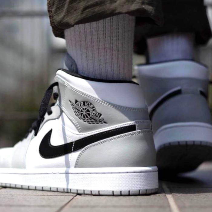 NIKE（ナイキ） NIKE AIR JORDAN 1 MID LIGT SMOKE GREY エア