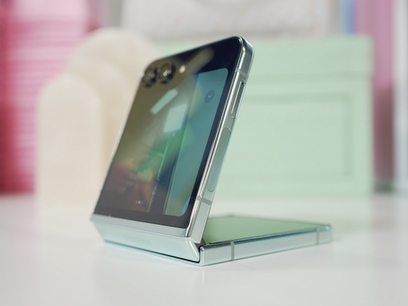 2023年最強の折りたたみスマホが決定？--YouTuberが耐久テストを公開