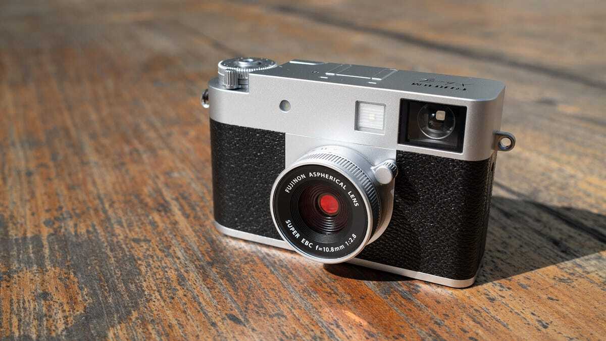 富士フイルムの小型デジカメ「X half」レビュー：楽しくて、かわいくて