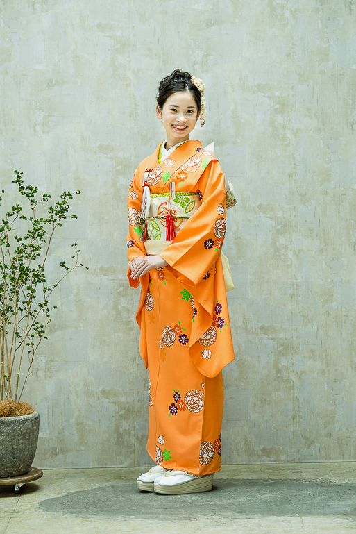 十三参り女の子の高級着物レンタル】オレンジ(萱草色）・手毬と花柄の