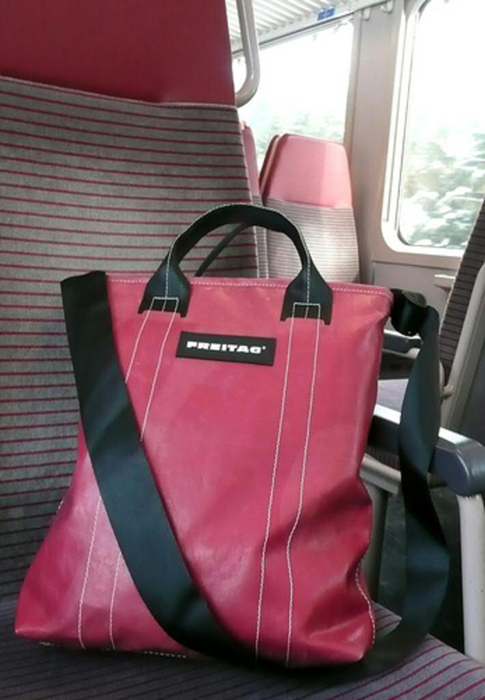 トラックの幌を使ったお洒落なバッグ【FREITAG（フライターグ