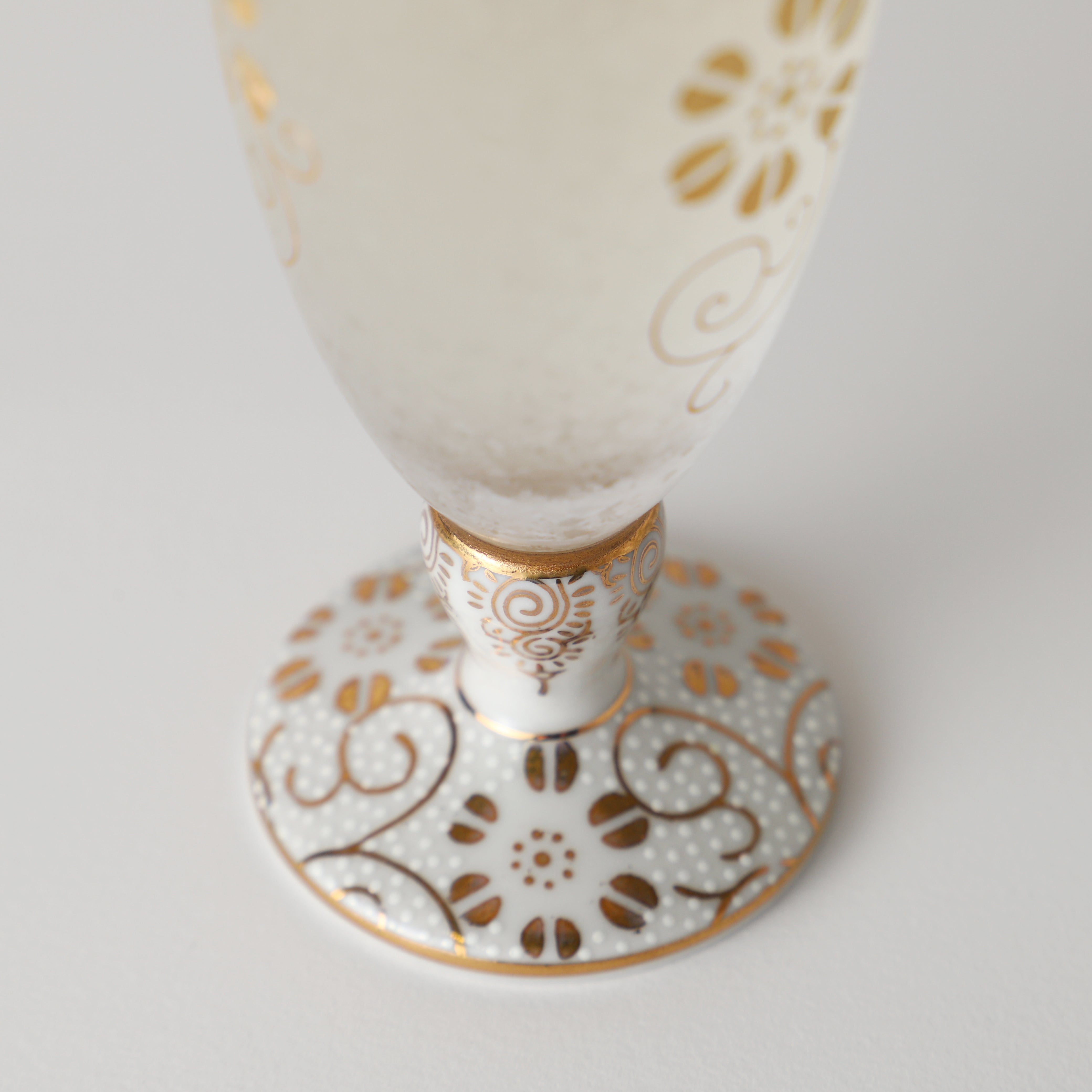 九谷焼の伝統と金彩紋様が輝くモダンな脚つきグラス | の酒器・グラス