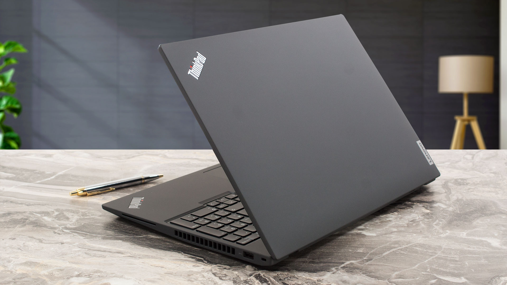 Lenovo ThinkPad T16 Gen 2 (Intel) レビュー - 素晴らしい