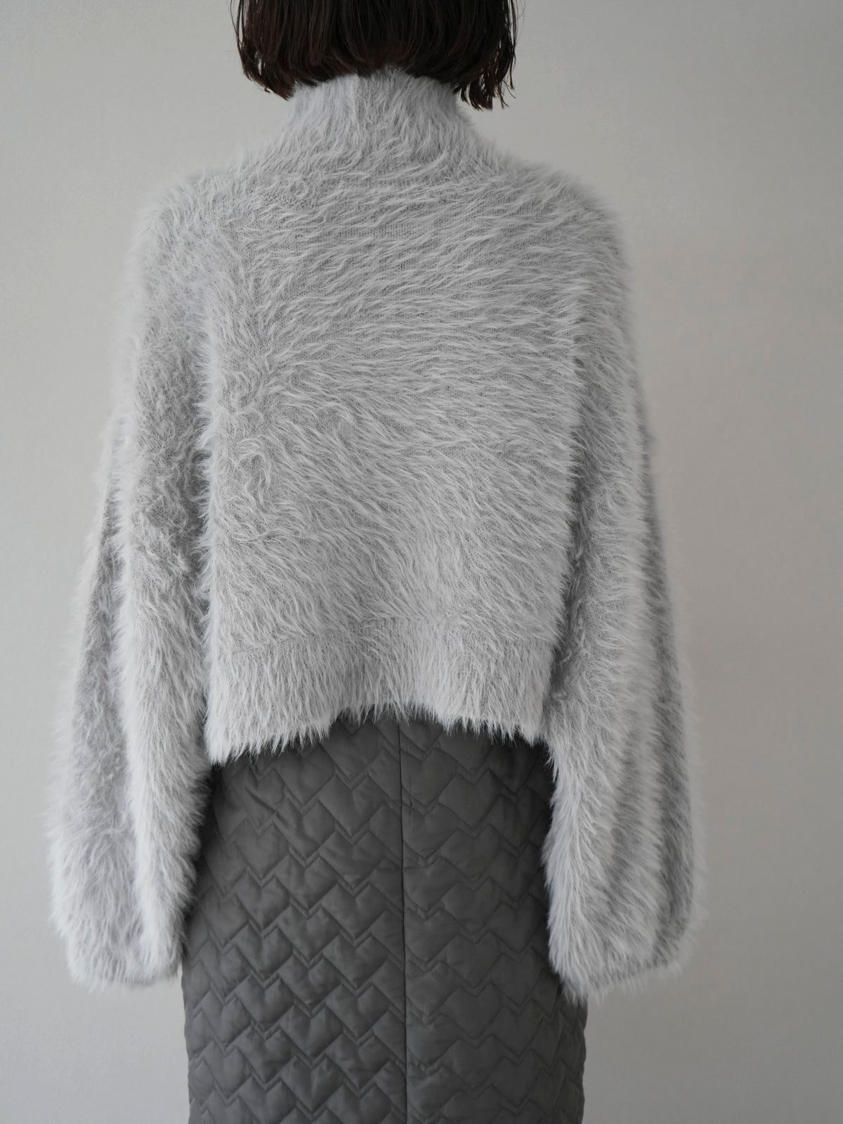 予約]ハイネックボリュームスリーブシャギーニット/グレー – Lumier