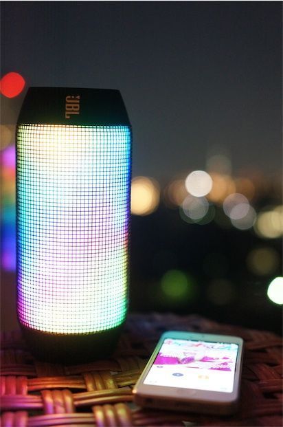 部屋を5パターンのイルミネーションで彩るBluetoothスピーカー： 「JBL