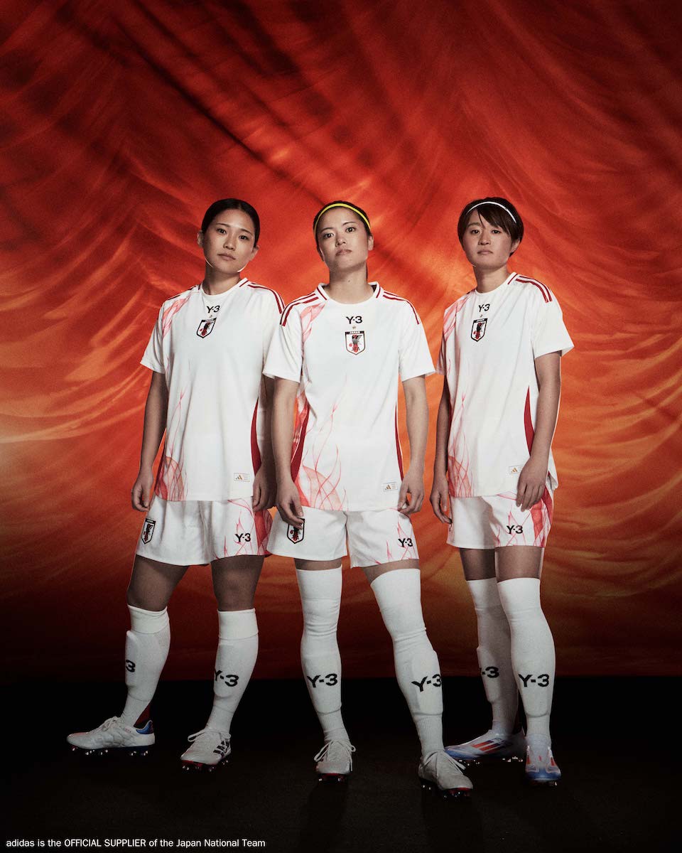 サッカー日本代表とヨウジヤマモト「Y-3」によるコラボ新ユニホーム