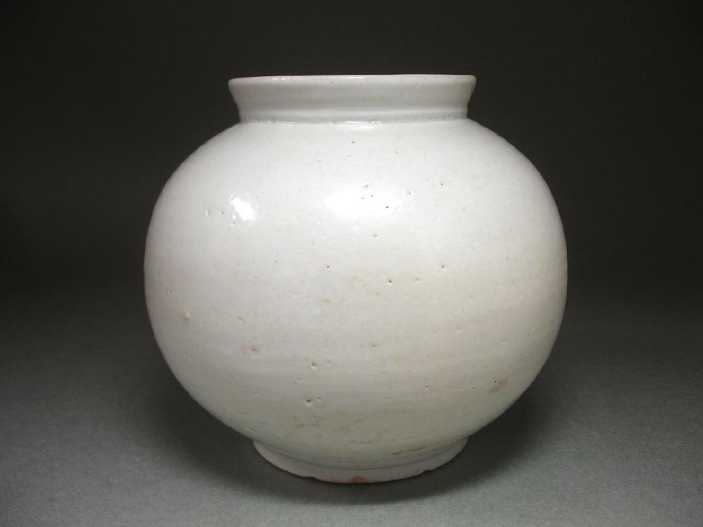 李朝 粉青沙器 扁壺 牡丹文 y023 粉青沙器牡丹文扁壺｜根津美術館