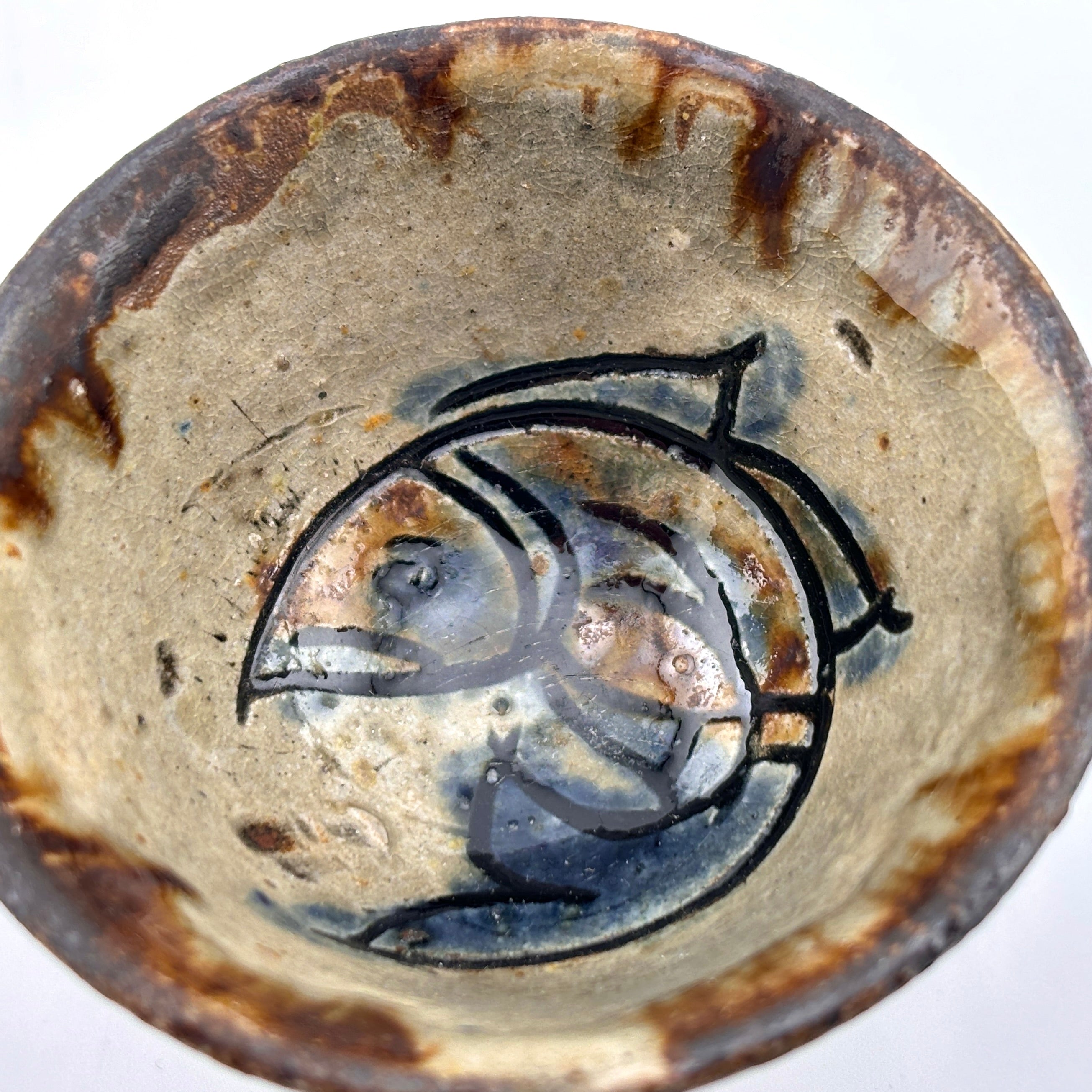 壺屋焼 人間国宝 金城次郎作 魚文ぐい呑 – 生活民芸 なかむた